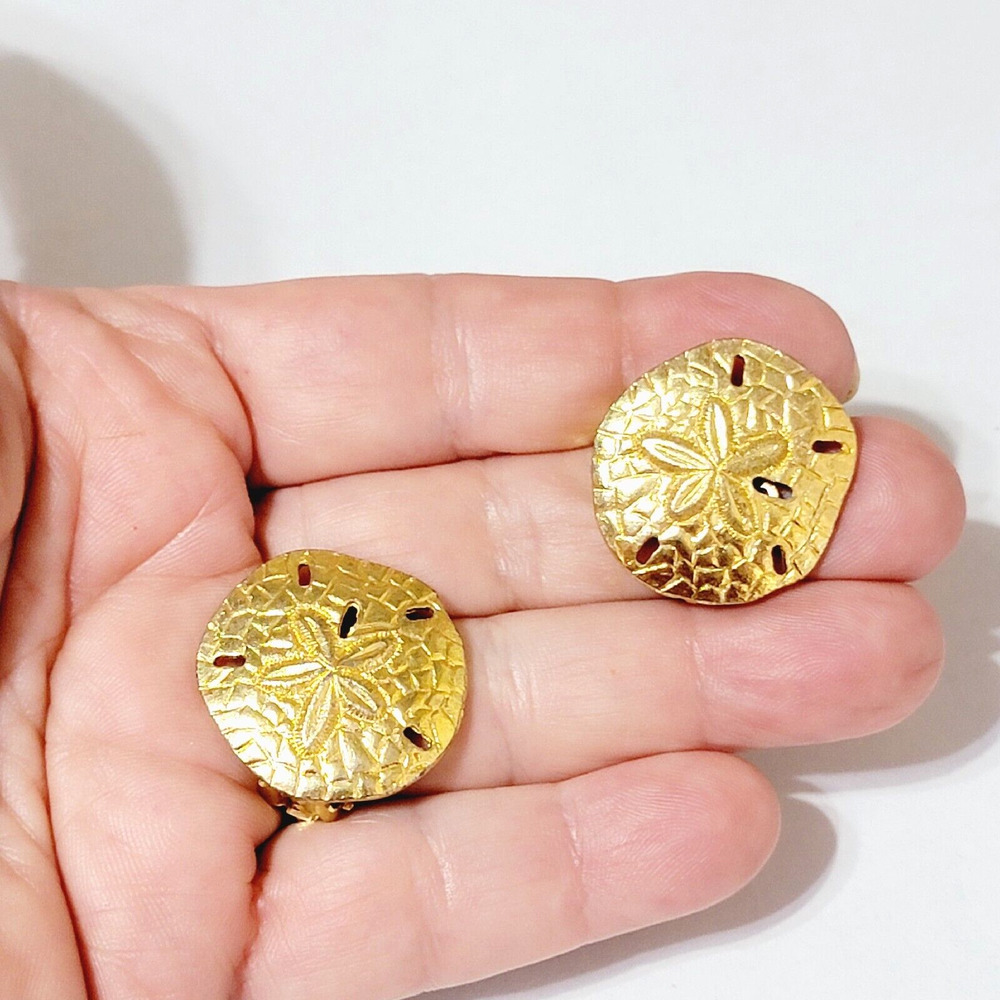 Vintage Shiny Gold Sand Dollar Clip-On Earrings, Embossed Figural Sea Life gc19 - Picture 4 of 5